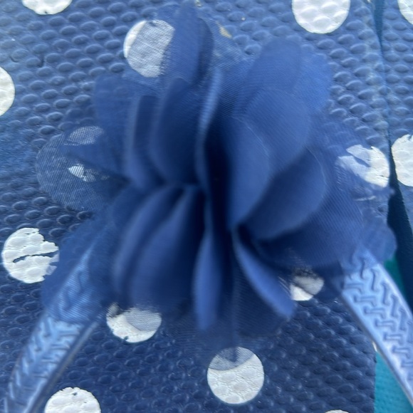 Two pairs of flip flops - Picture 3 of 3